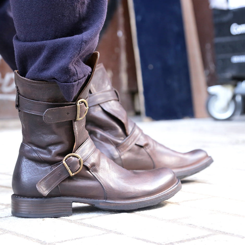 Artisan leather footwear & accessories. Made in Italy & made to 