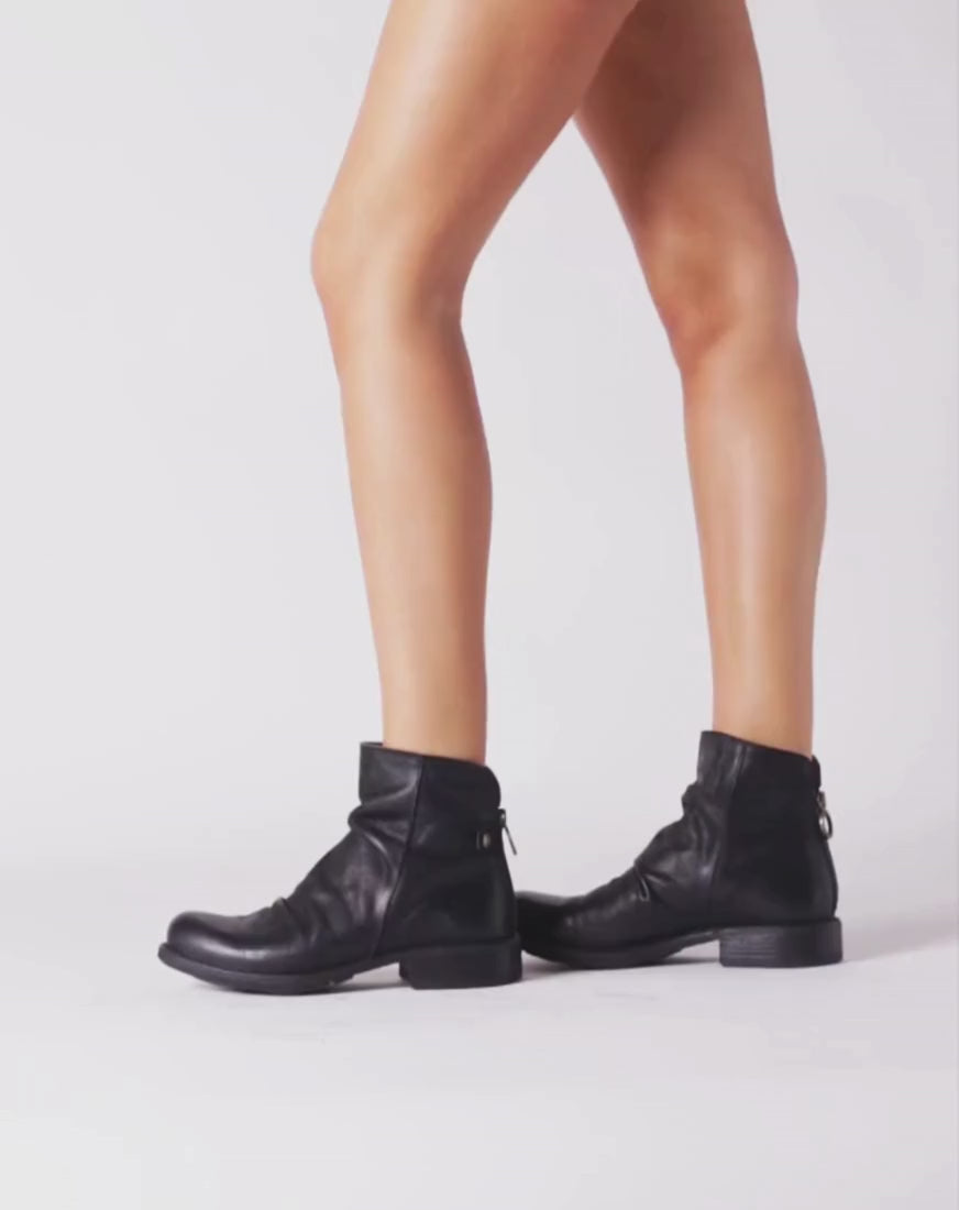 ETERNITY ELINA Black leather ankle boots with rear zip