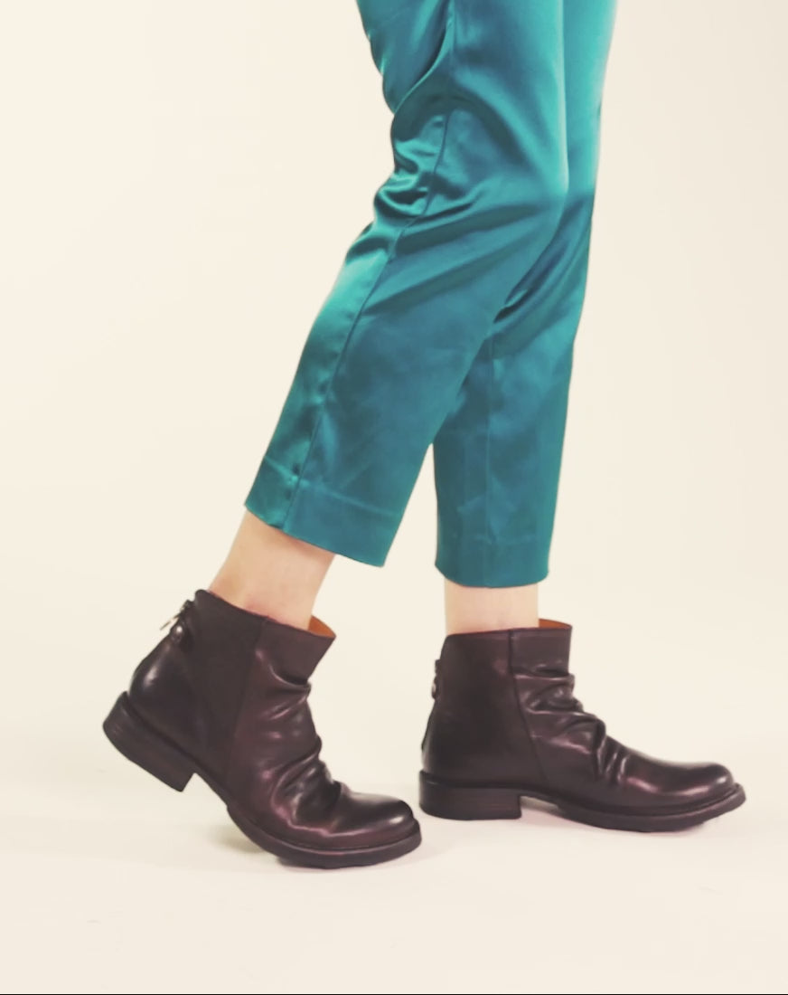ETERNITY ELINA Brown leather ankle boots with rear zip